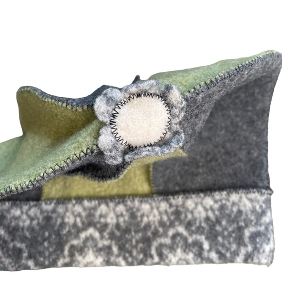 Woolflower 100% Wool Green Gray Warm Winter Beanie Hat Flower Top Womens - Picture 3 of 8